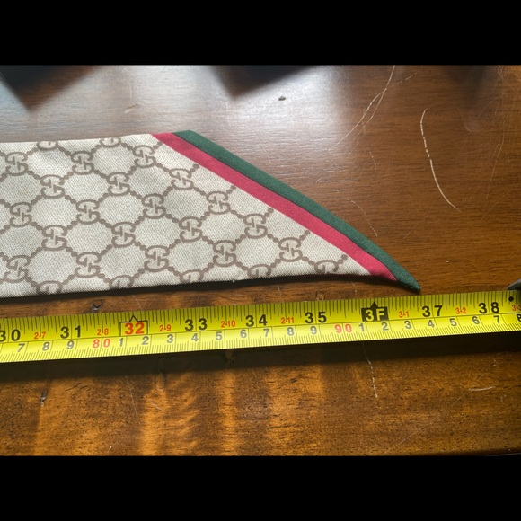 Authentic Gucci silk scarf. - Picture 5 of 14